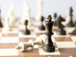 国际象棋图、业务战略概念、领导力、团队和成功