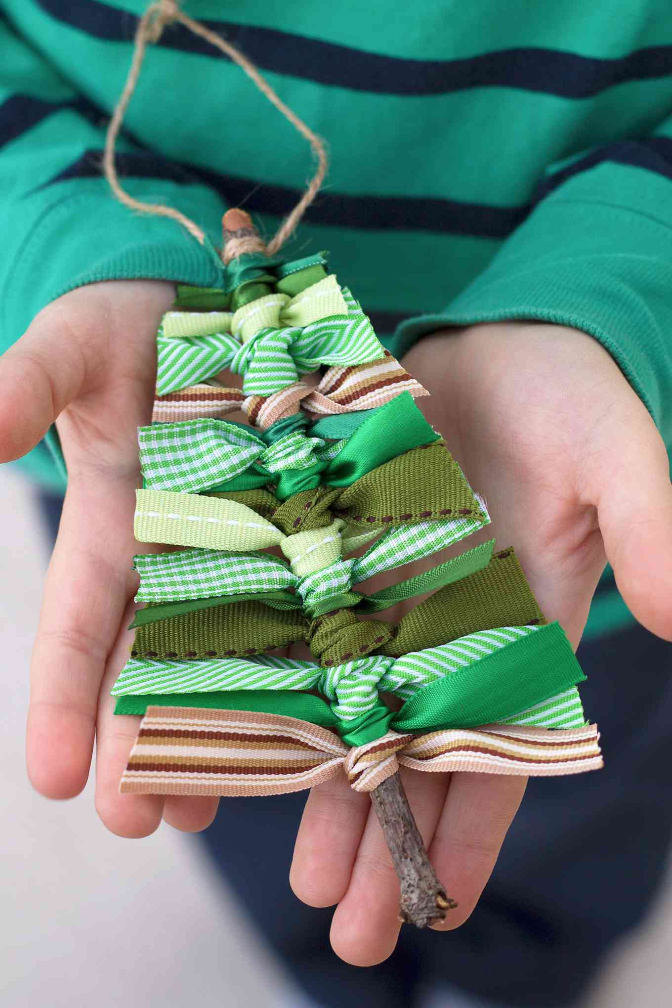 如何制作一个废弃的丝带圣诞树装饰品