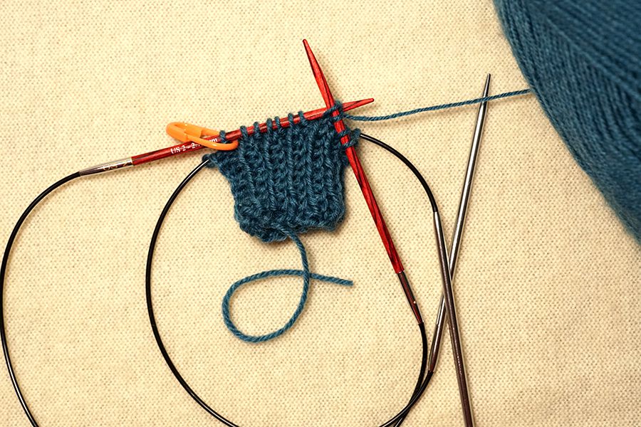 针mid-crochet蓝色纱。