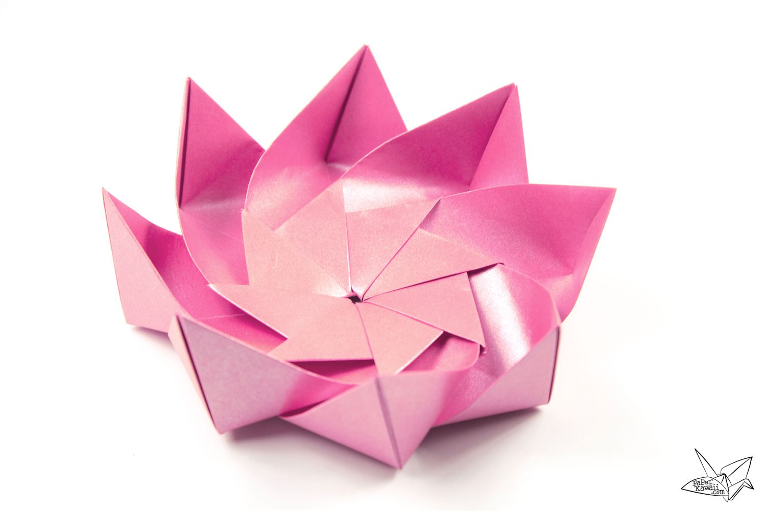 粉红色的折纸莲花