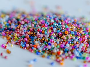 色彩斑斓的植物种子做成的珠子、纹理背景