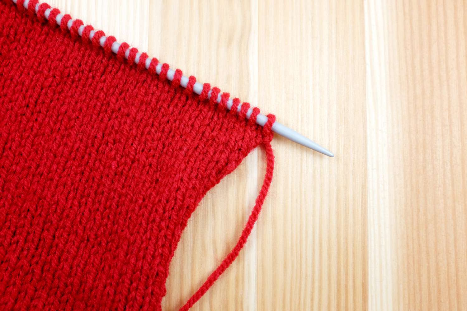 用针织针用红羊毛缝制袜子