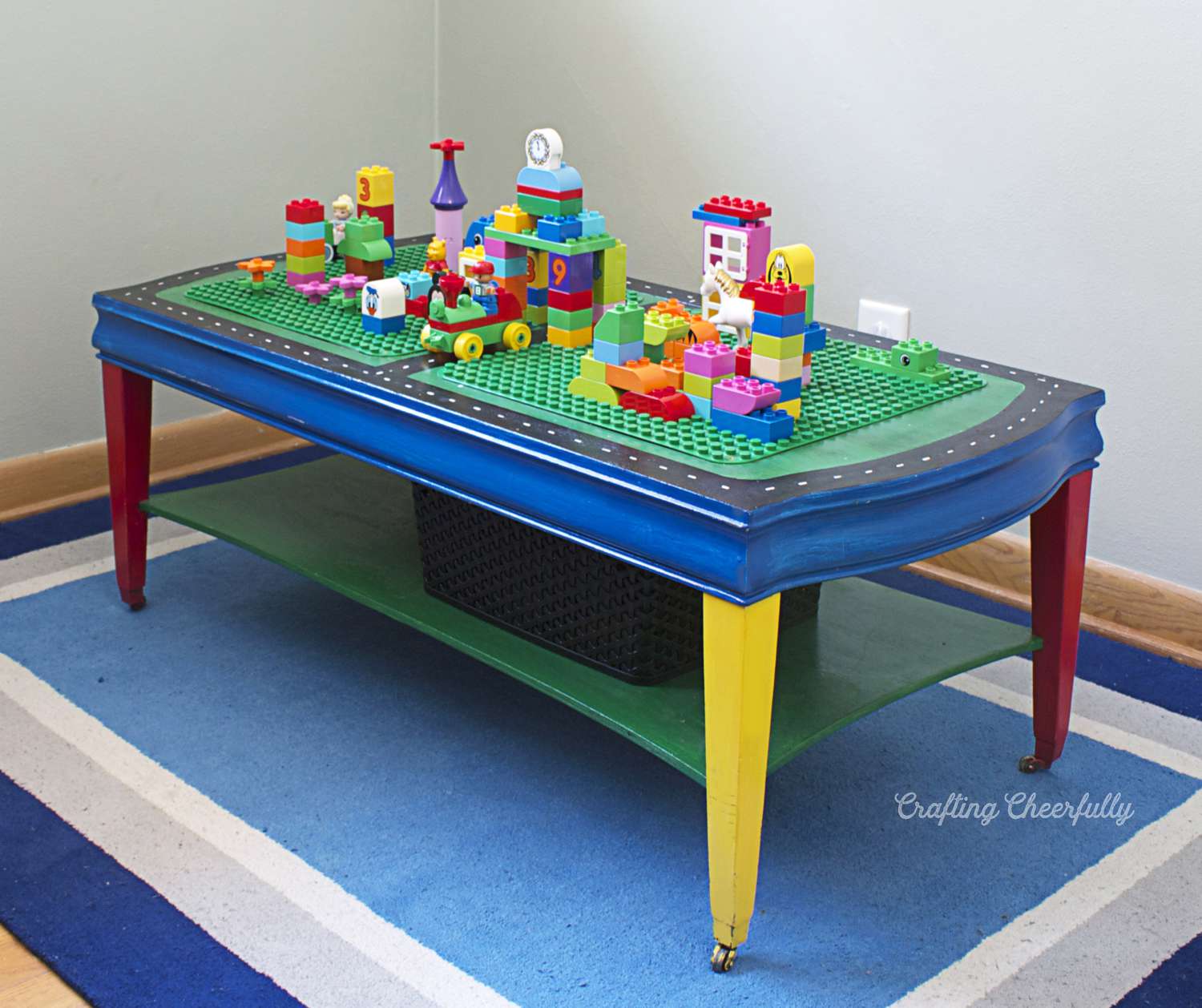 彩色地毯上的乐高积木桌