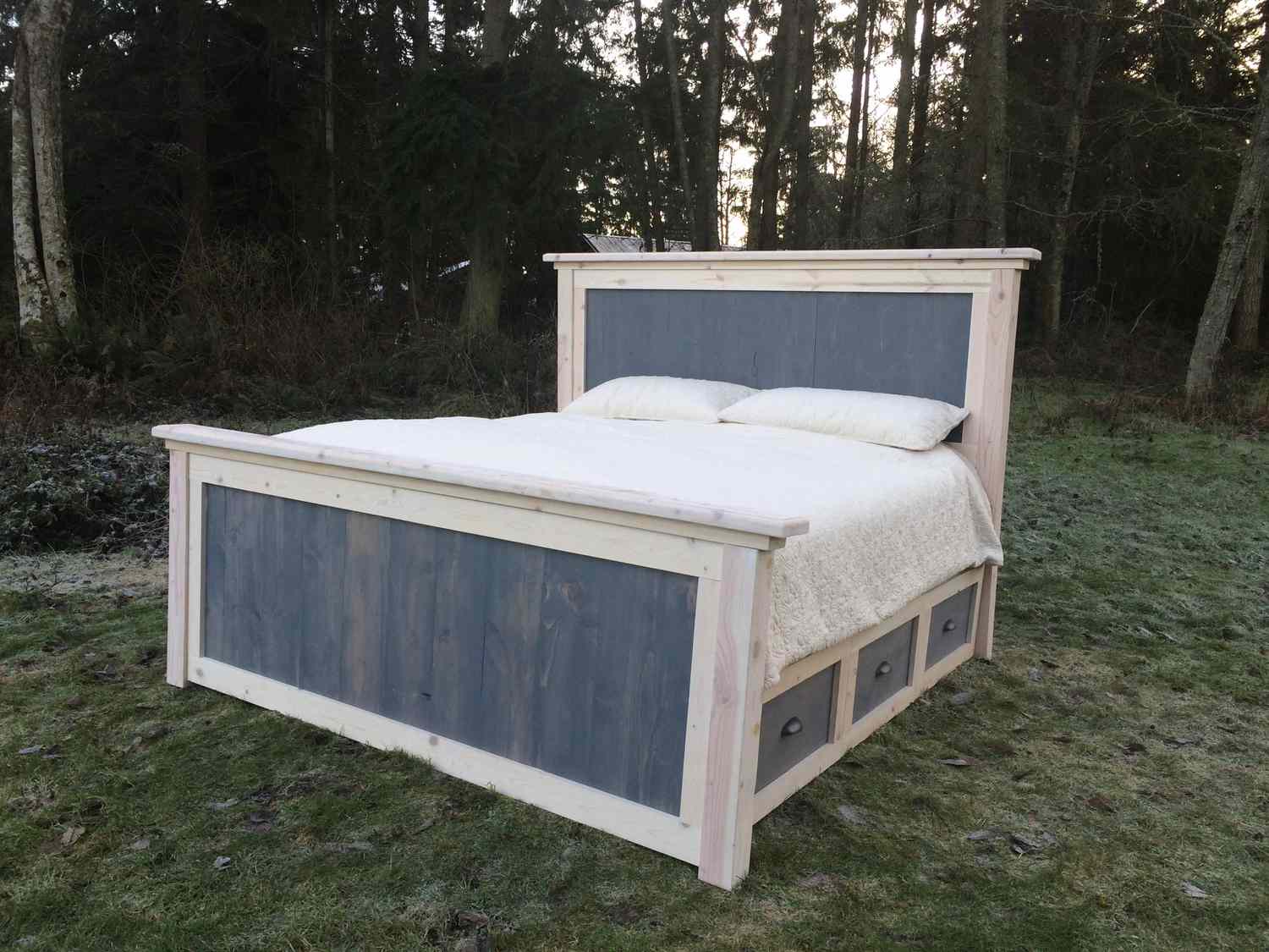 外面院子里的一张床