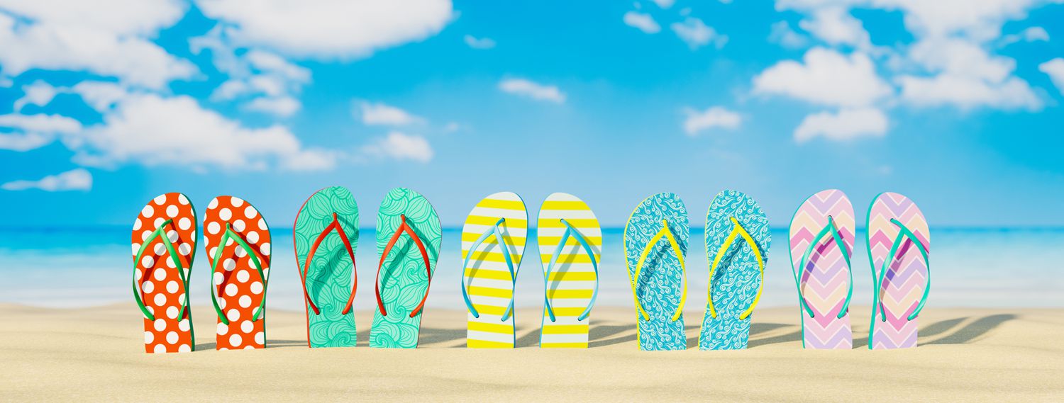 五彩缤纷的拖鞋在海滩上
