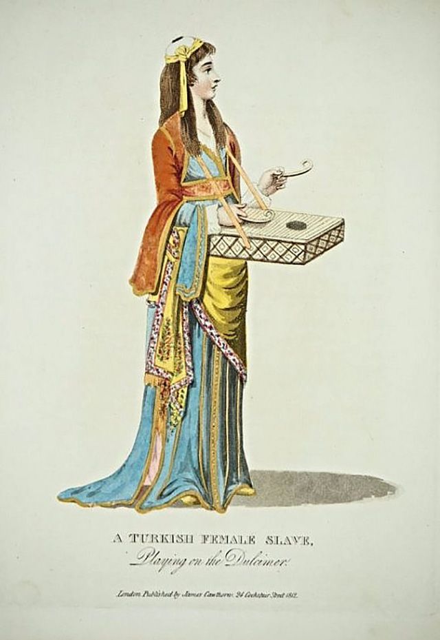 一个土耳其女奴，在吹扬琴。由詹姆斯·考索恩于1812年出版。