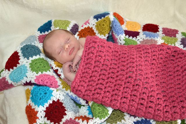 婴儿在蚕茧钩针图案躺在钩针毯