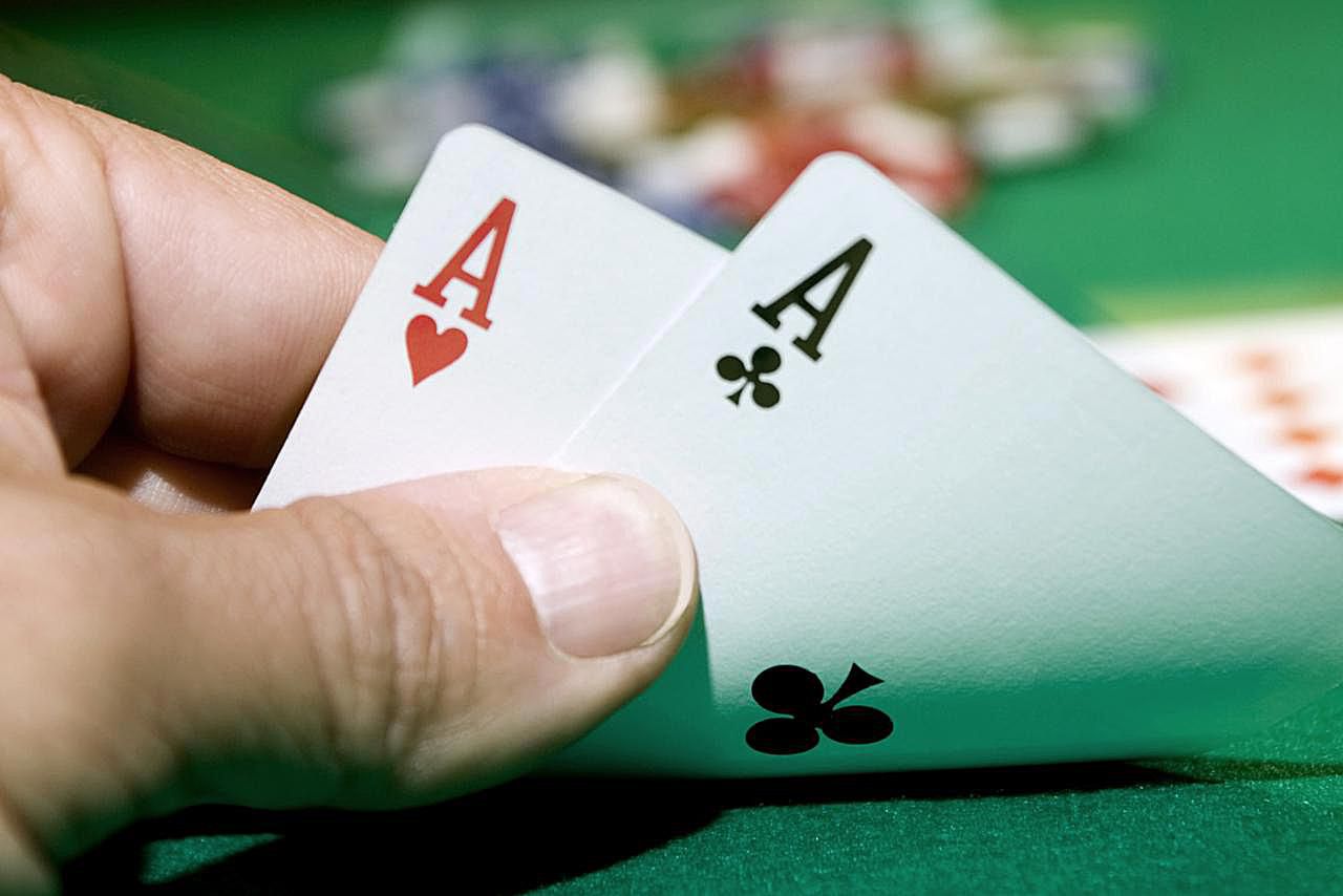 人玩扑克,手和两个ace的特写