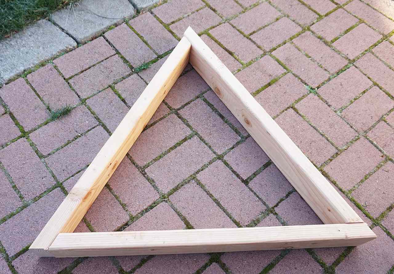 一个三角形三个木头碎片粘在一起。