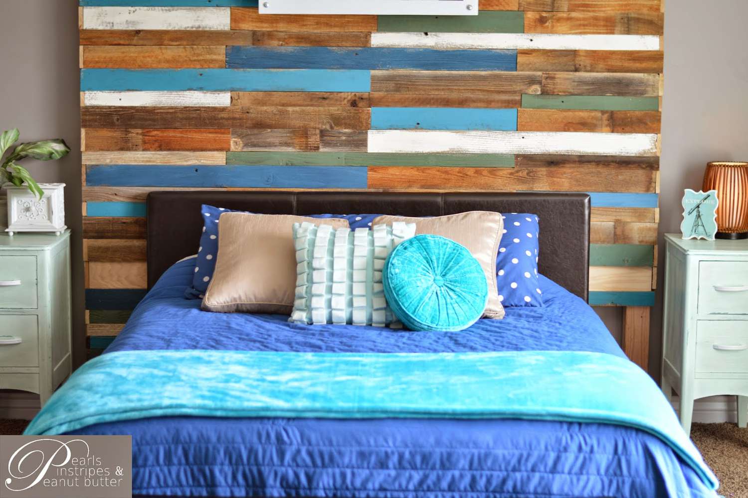 一个彩色的木制DIY床头板