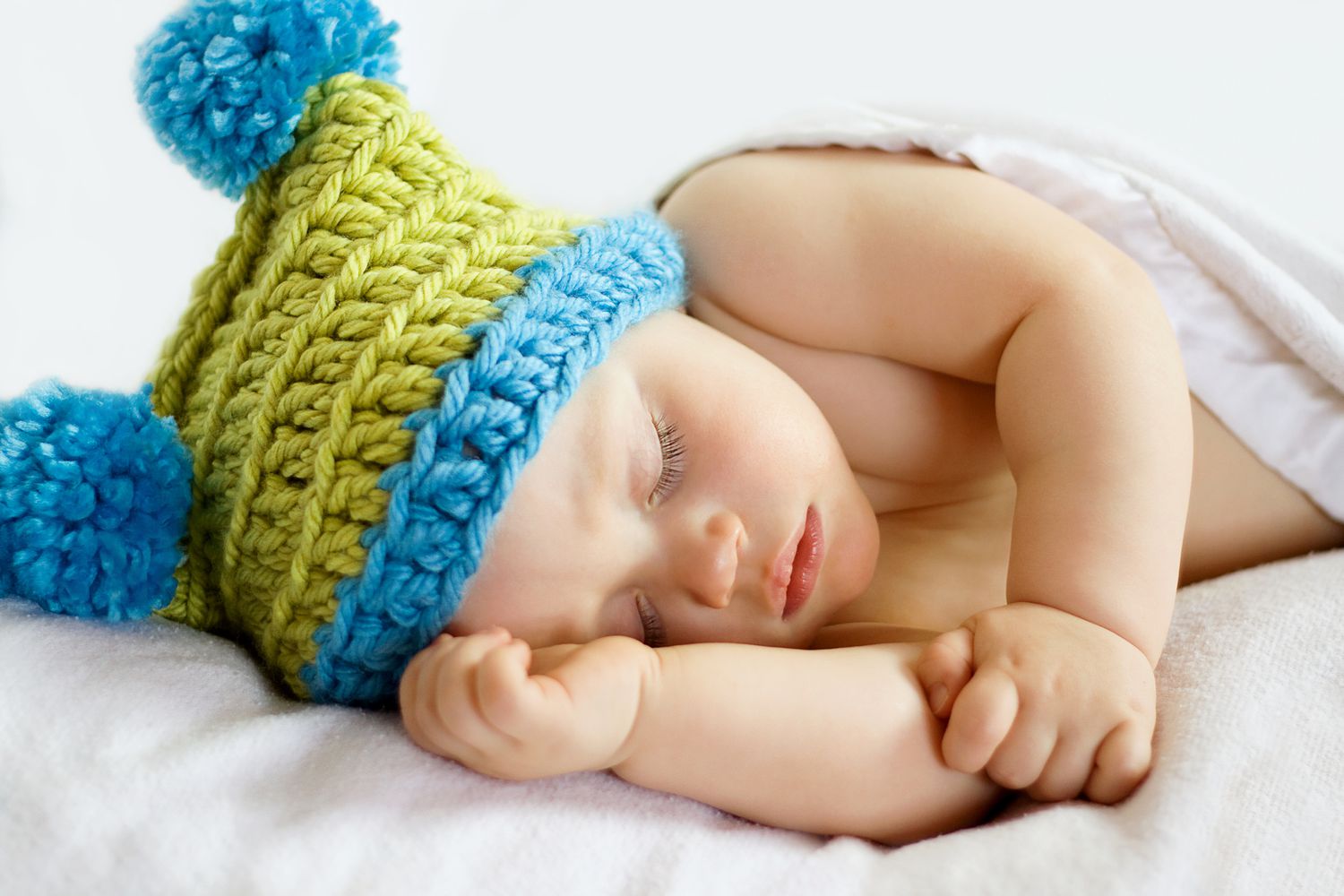 蓝色和绿色钩针婴儿熟睡的婴儿无檐小便帽。