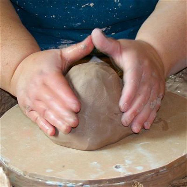 在定心时开始推粘土之前，把粘土拍到中间