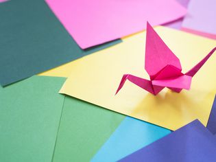 高角度竞争w Of Origami On Colorful Papers