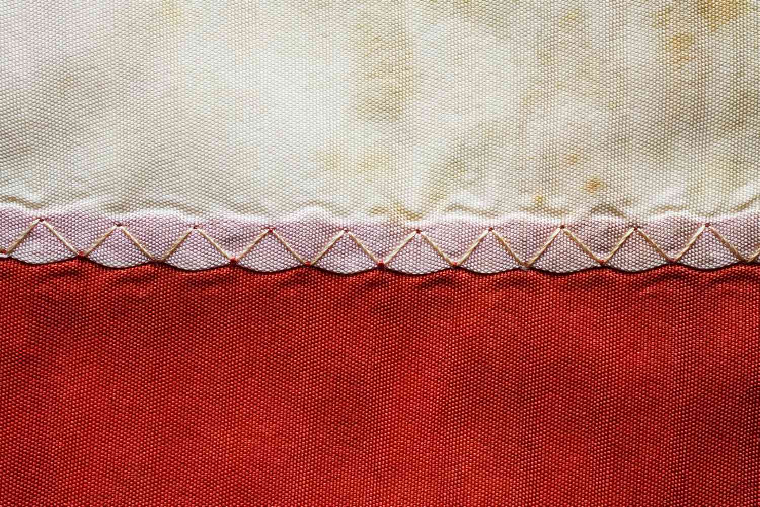 装饰曲折的缝上大量棉布旧国旗的特写镜头