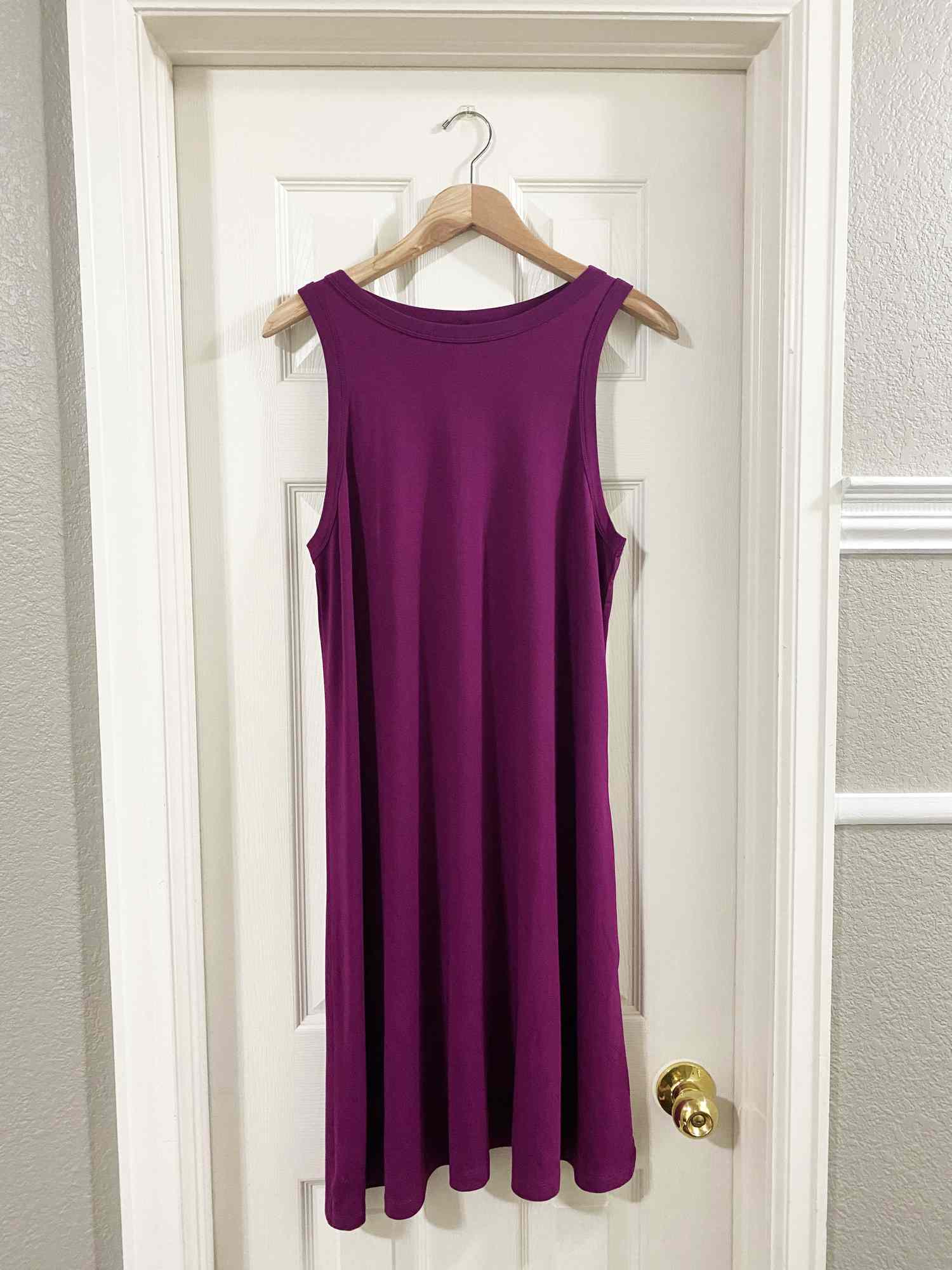一个紫色的衣服挂在门上