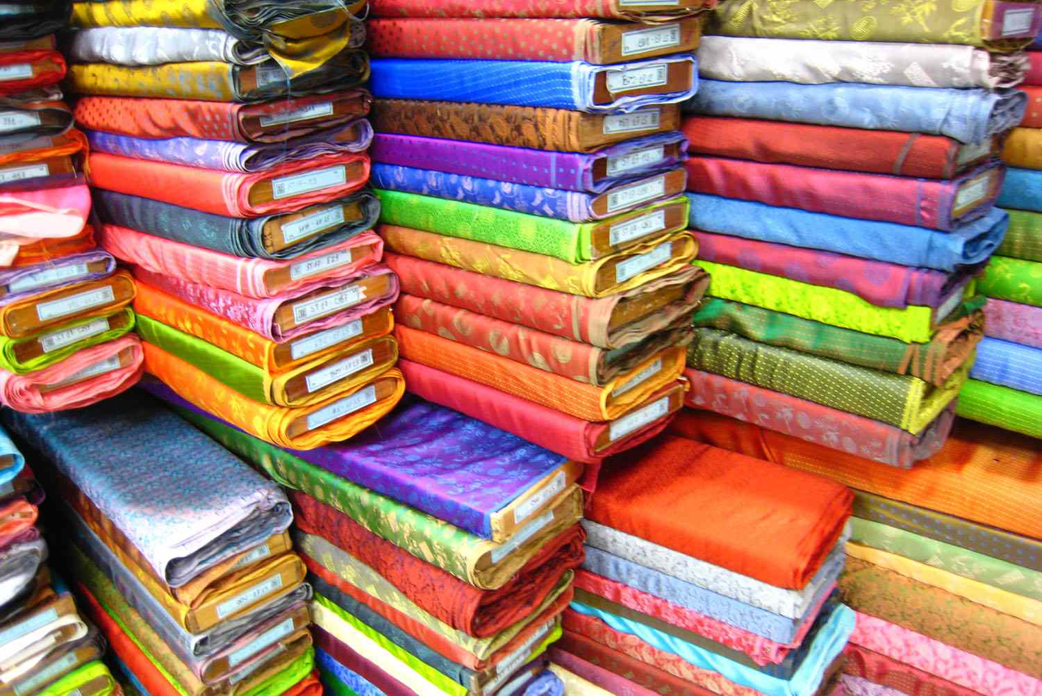 堆叠的色彩鲜艳的布料