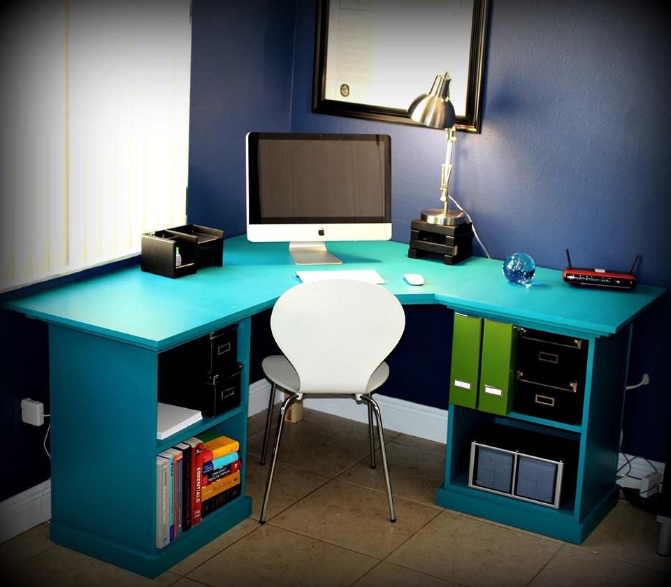 一张蓝色的电脑桌。