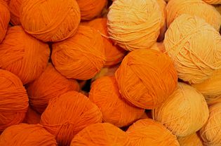柔软的羊毛在羊毛和织物商店出售球