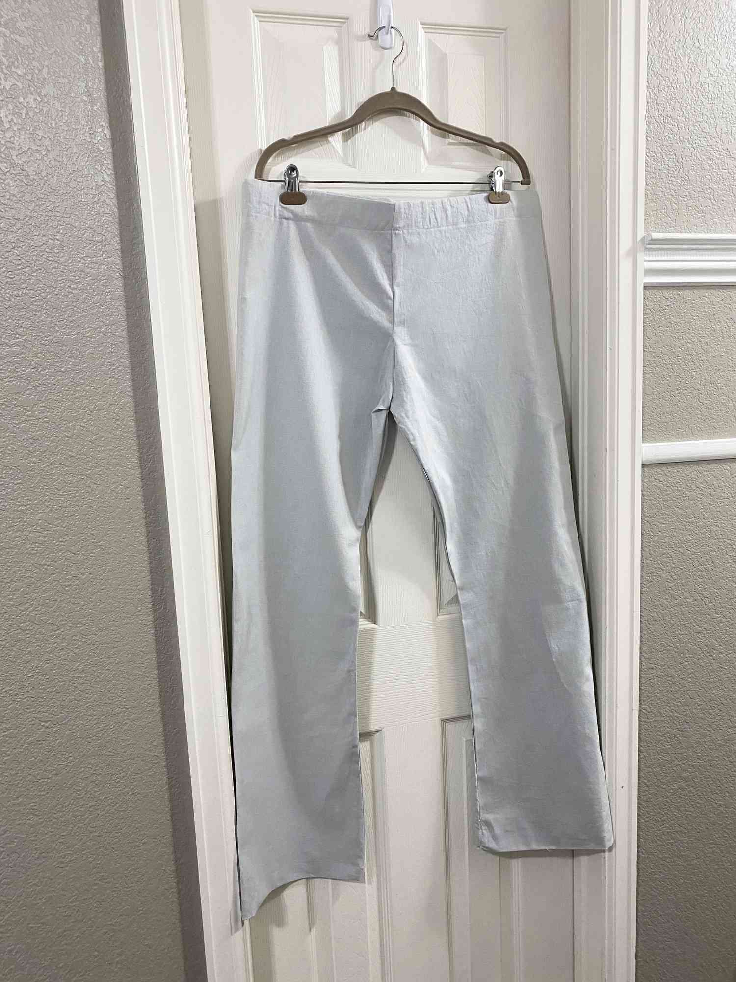 一条裤子挂在一扇门