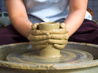 近距离的女性陶艺家的手碗