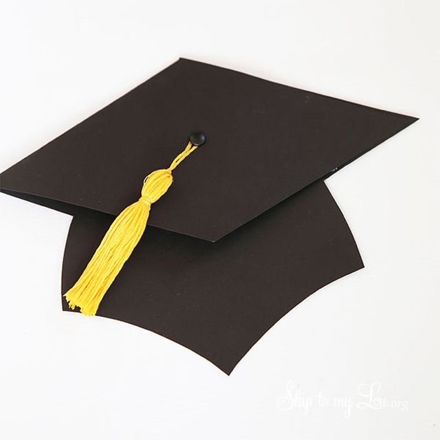 纸做的黑黄相间的毕业帽