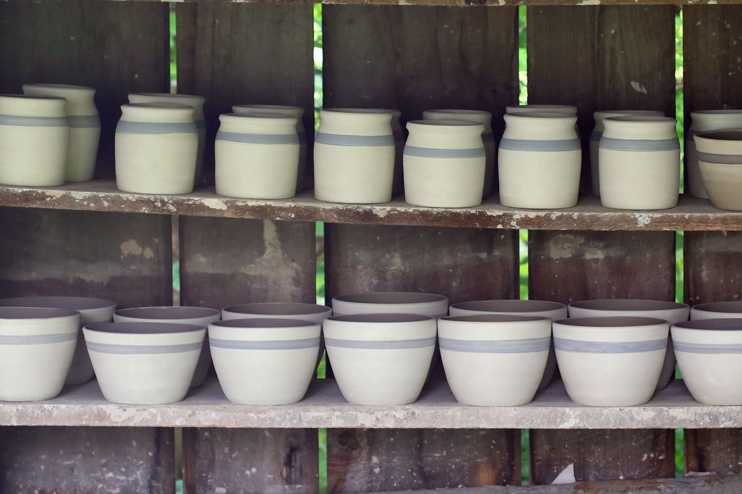 成排的陶器简单实用货架上保持一致