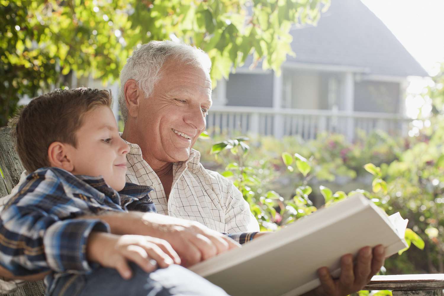 爷爷和孙子一起读书