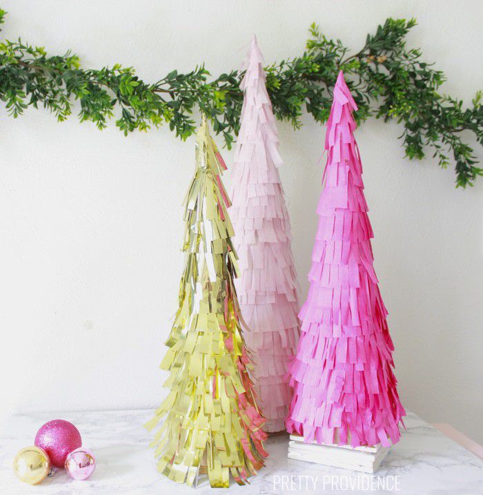 用流苏纸做成金色和粉色的圣诞树。