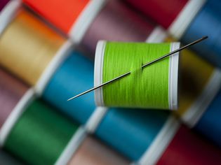 缝纫针和彩色的线程