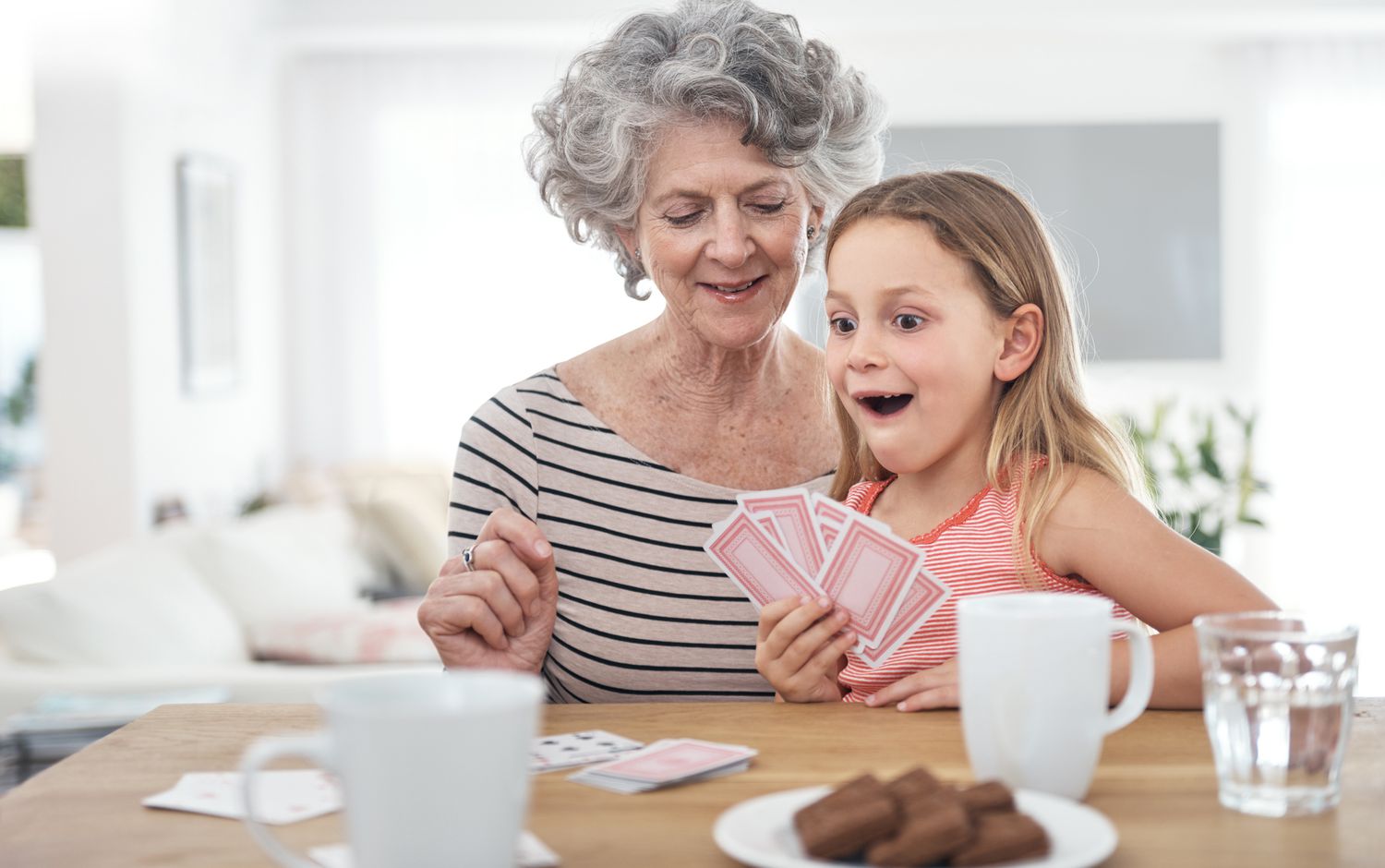 孩子和奶奶在打牌