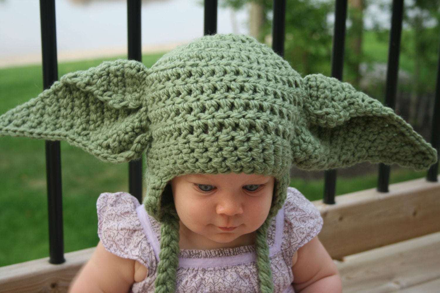 婴儿穿婴儿尤达钩针编织的帽子
