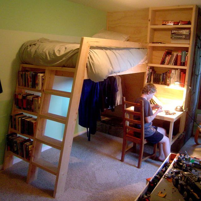 带书架梯子的DIY高架床