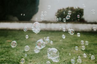 泡沫在空中