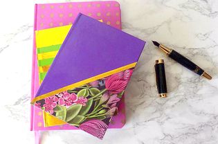 紫色和鲜花装饰的笔记本