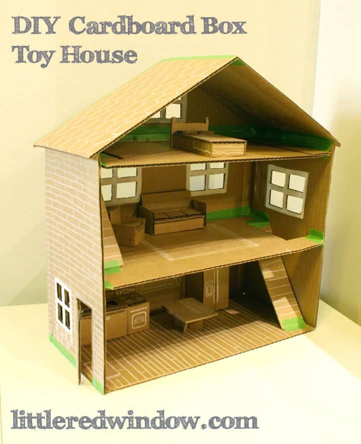 洋娃娃的房子由一个纸箱
