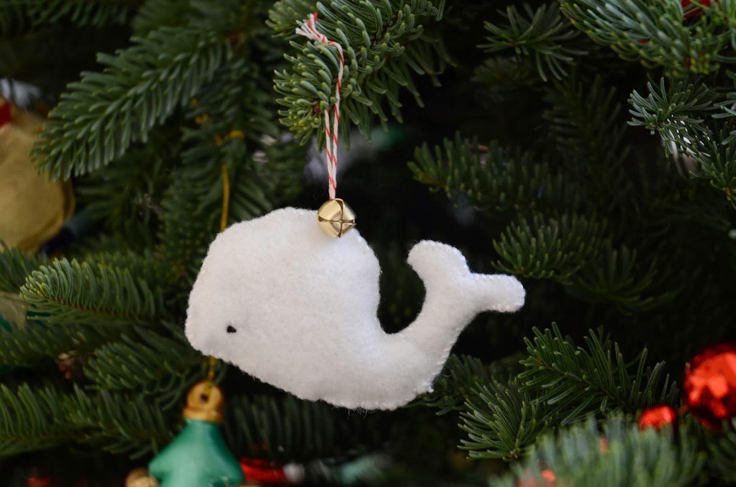 白色感觉鲸鱼挂在圣诞树上。