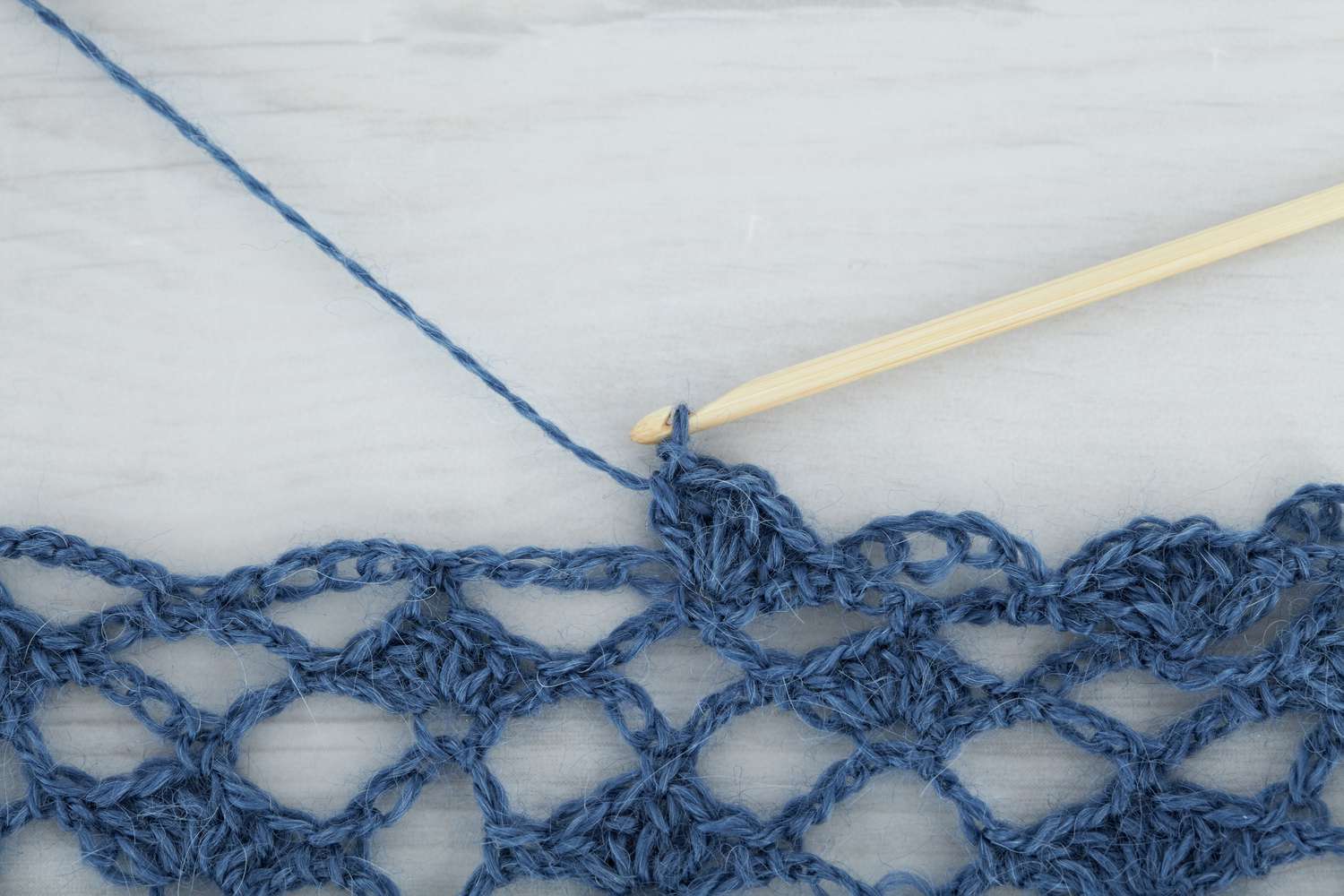 用蓝色羊毛钩针编织镂空围巾