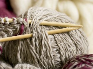 编织针和羊毛