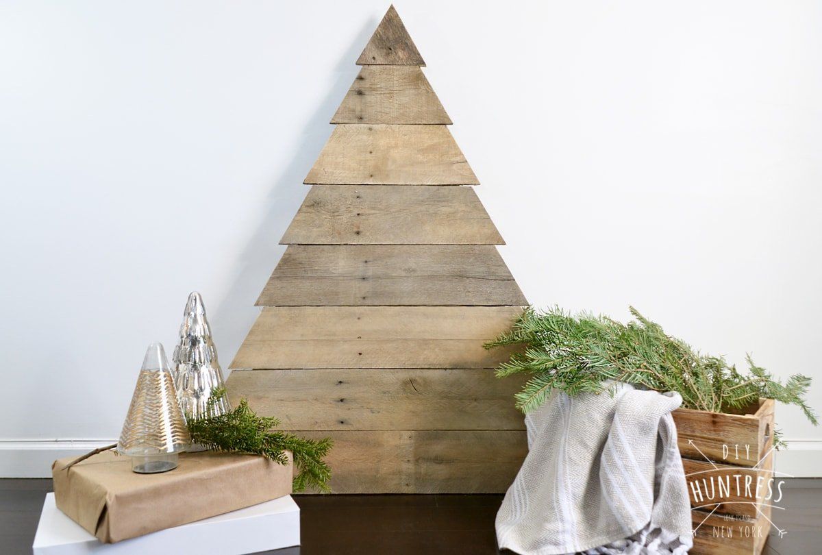 用木托盘做成的普通圣诞树。