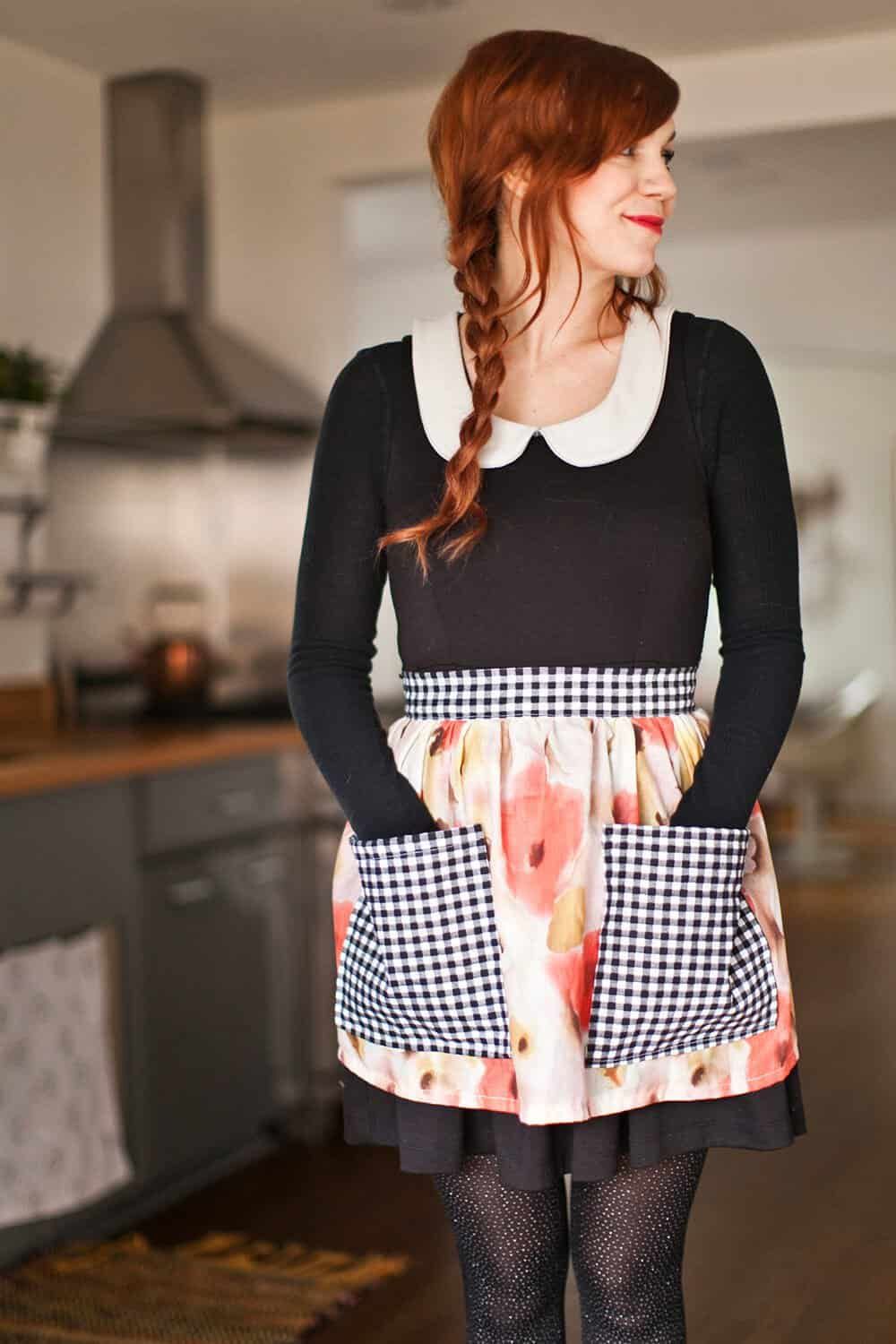 一个女人穿着围裙,站在厨房里