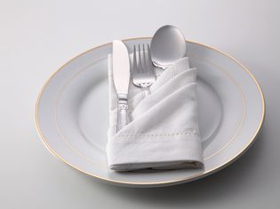 高角度竞争w Of Eating Utensils And Napkin In Plate On White Background