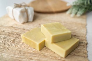 手工制作的天然橄榄油香皂DIY自制肥皂用薰衣草essentail油——活动在家里面做什么。顶视图装饰背景。