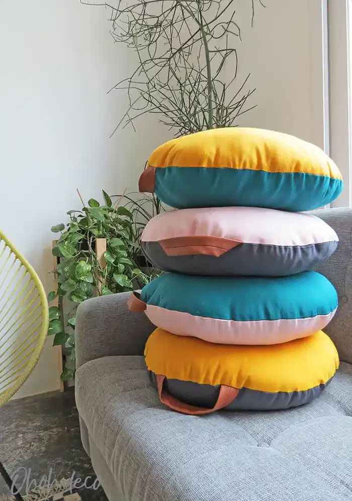 四个圆的枕头在沙发上