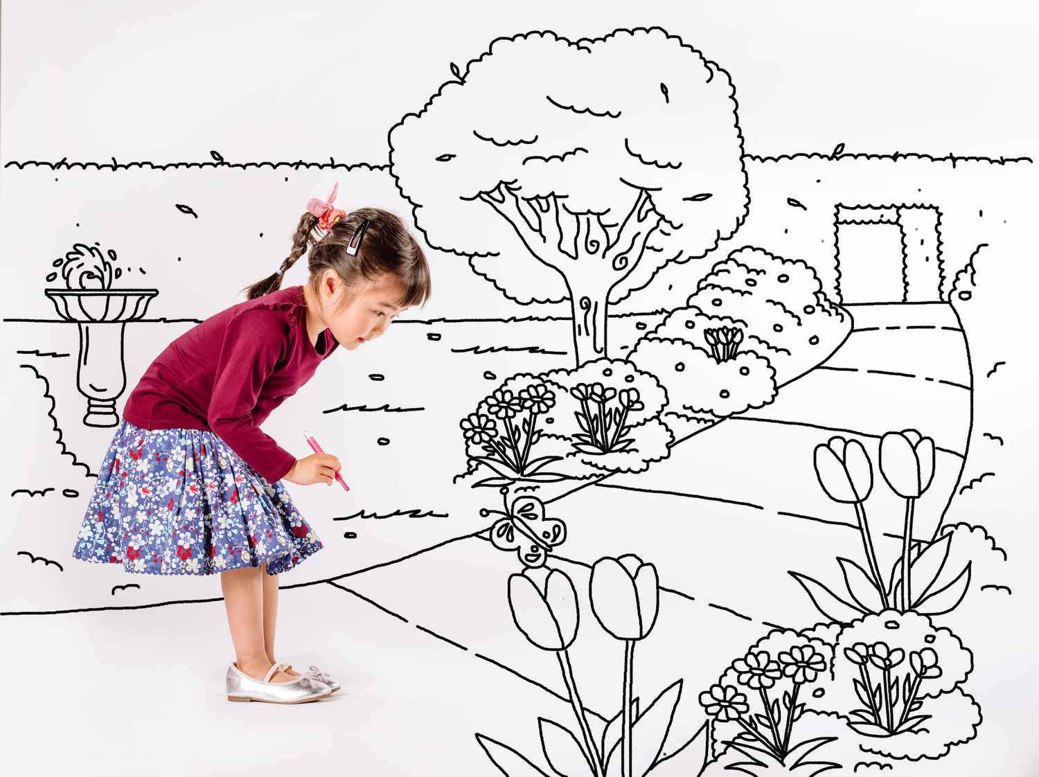 小女孩在白色背景上画了一个公园