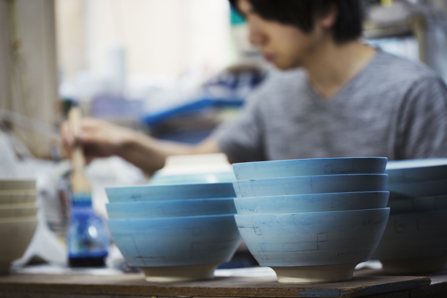 日本瓷器作坊里的蓝釉白碗。