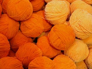 柔软的羊毛球在羊毛和织物商店出售
