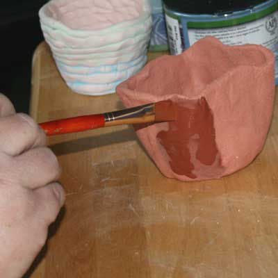 应用釉陶器的刷子