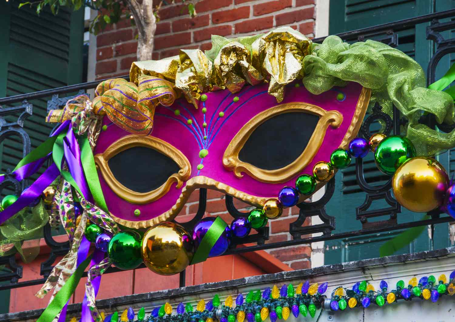 美国，新奥尔良，路易斯安那州，狂欢节面具挂在阳台栏杆上