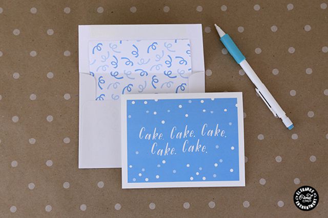 一个蓝色的生日卡片,信封和铅笔