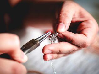 珠宝制造商使用钳和跳环项链